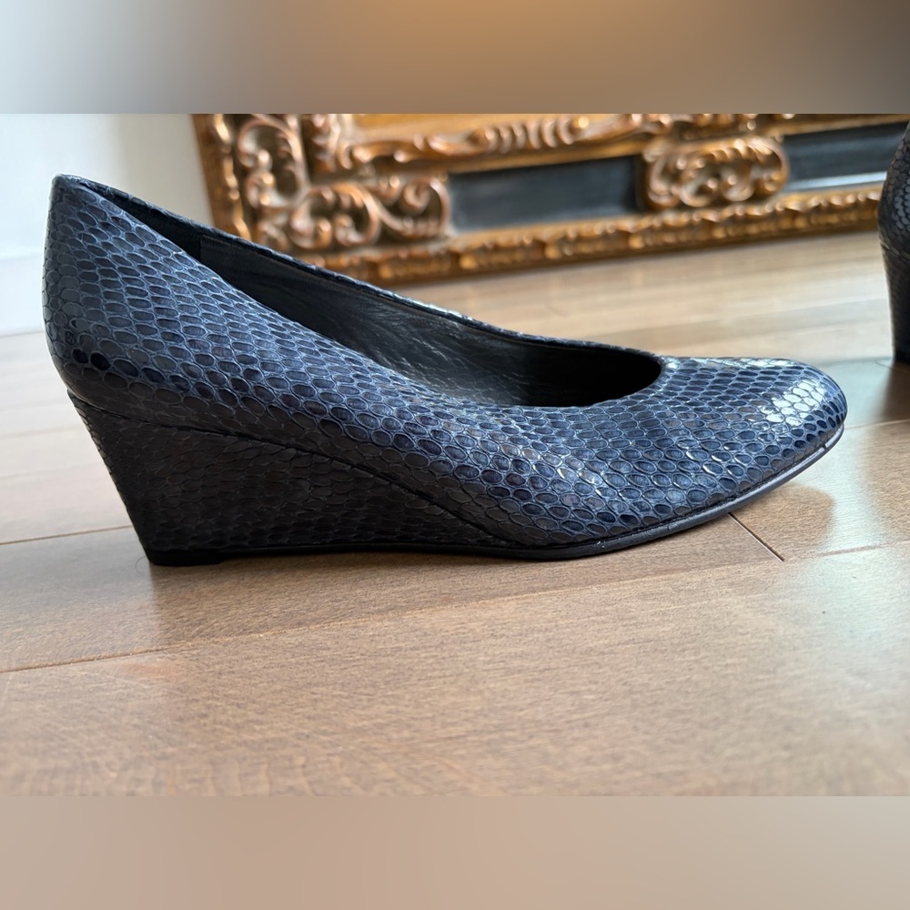 Stuart Weitzman Navy Snake-Embossed Pumps 6M NEW - Picture 2 of 5